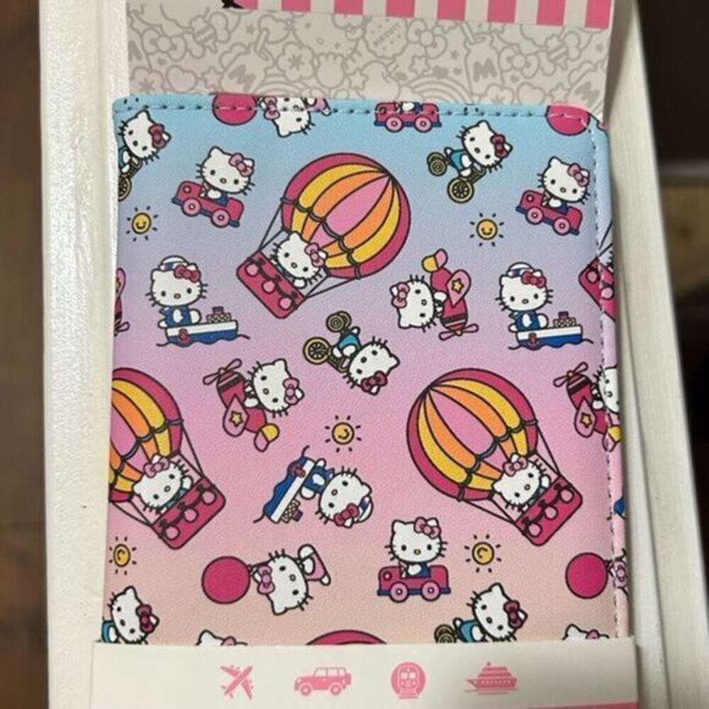 Hello Kitty‎ passport holder